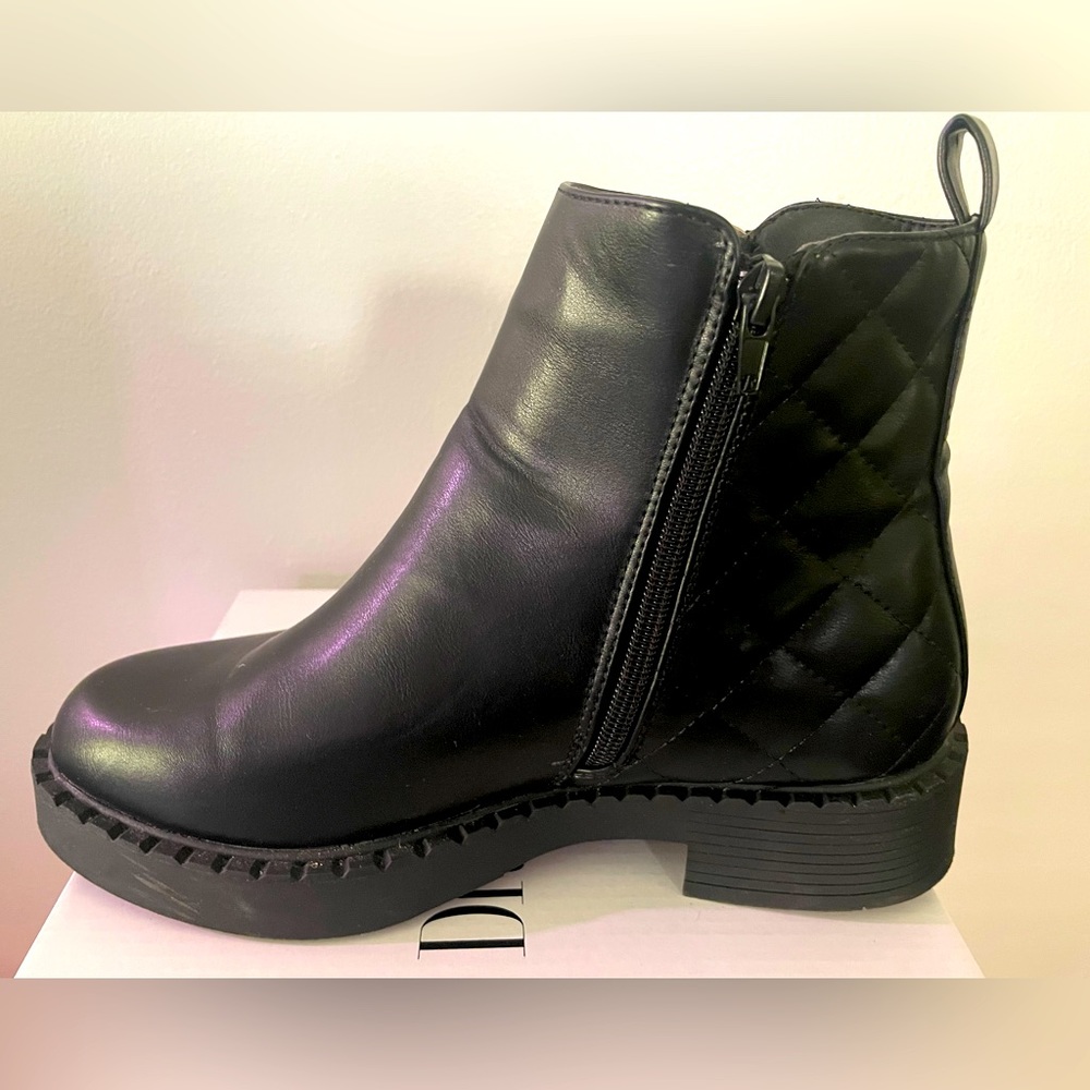 Women’s size 9, black boots, condition: new.